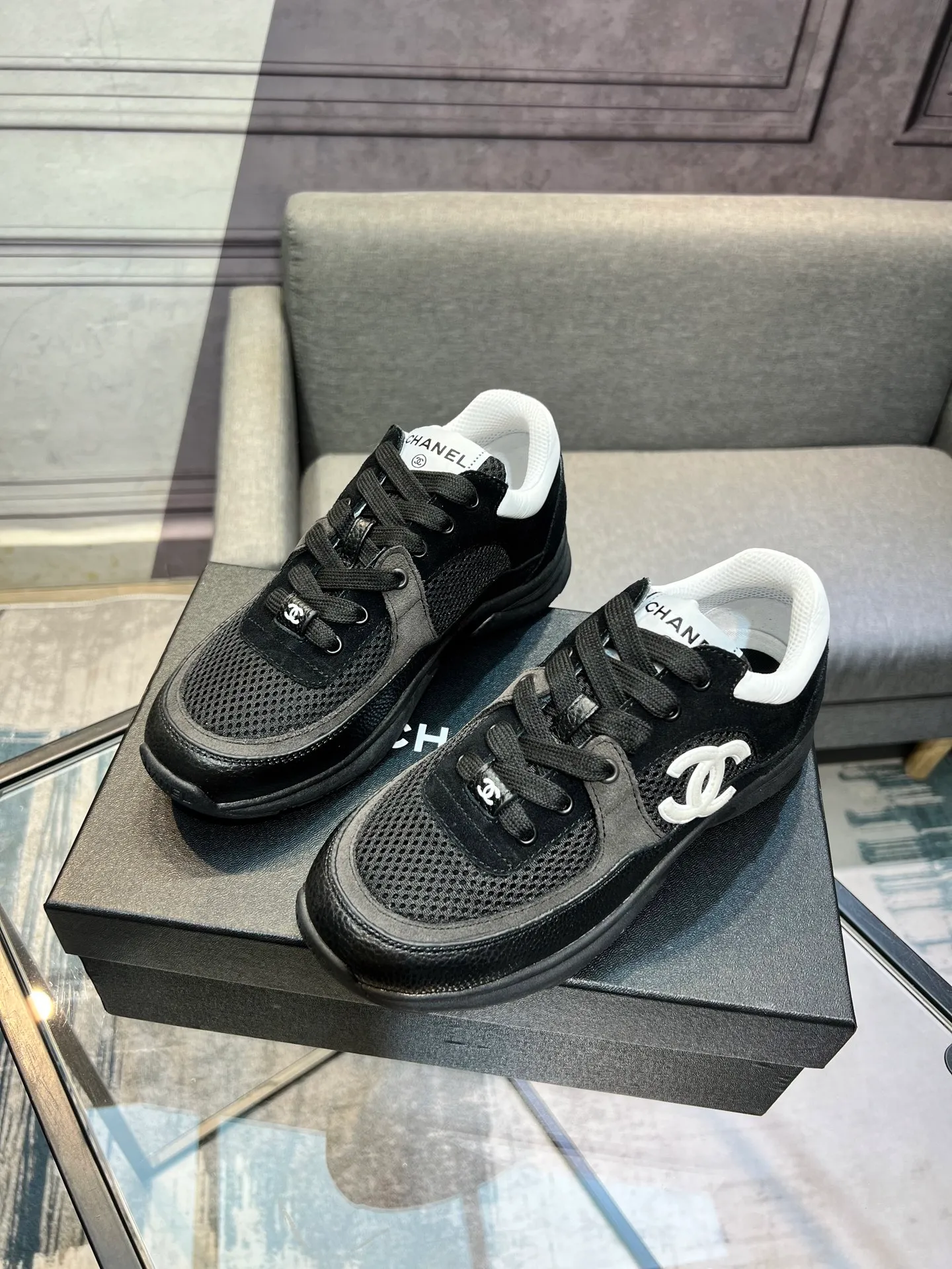 Men's men's shoes 💰620 Exclusive real shot (top version) CHANEL Chanel 2025ss color matching thick-soled casual sports shoes and sneakers. The counter is synchronized. The counter is very popular. A shoe that is very difficult to buy. The most popular thick-soled panda shoes on the Internet. It can be imagined that Xiaoxiang control can't miss it. It has both good looks and comfort. Simple and versatile white shoes. The thick sole increases the height and is super versatile. Close your eyes and wear it. Whoever wears it will look better. Upper: calfskin Lining: imported sheepskin lining Outsole: TPU original outsole Size: 35-44 (customized for women 41 and 40, and 45 for men)